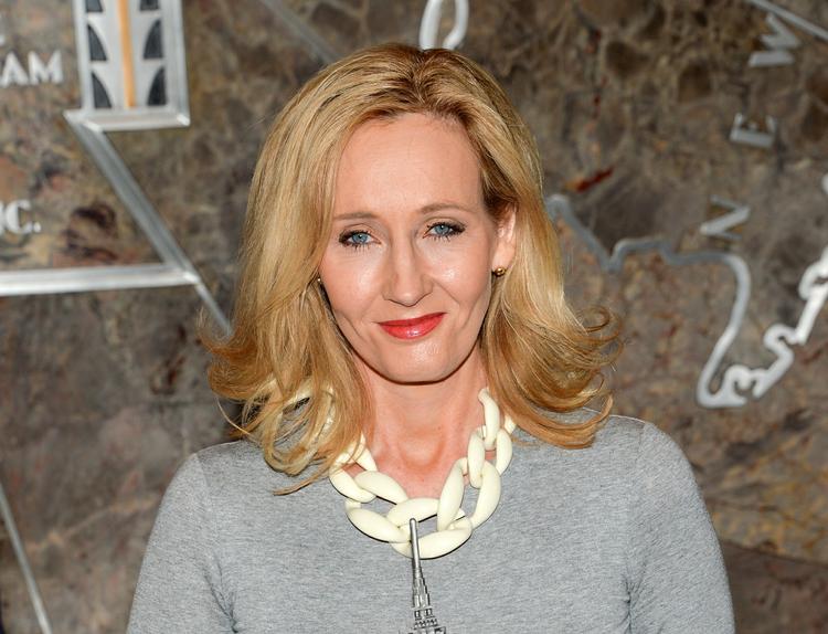 Bestseller. J. K. Rowling er ikke fremmed for salgsrekorder. Hendes Harry Potter-bøger er i forvejen den bedst sælgende bogserie i verden med 450 millioner solgte eksemplarer. Nu topper hun igen salgslisterne med 'Harry Potter and the Cursed Child' som først udkommer til sommer. 