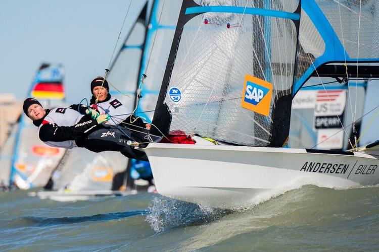 OL-FØRENDE. Inden VM er Jena Mai Hansen og Katja Salskov-Iversen i spidsen for den danske OL-kvalifikation, men føringen er skrumpet gevaldigt ind efter blandt andet en tyvstart torsdag. Foto: Dansk Sejlunion 