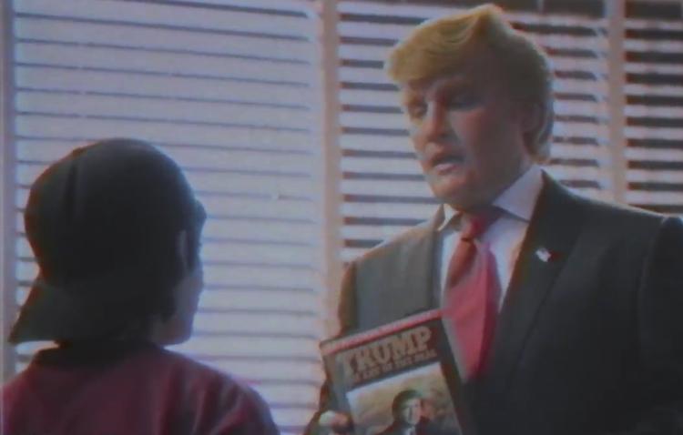 FUPUMENTAR. Johnny Depp er næsten ugenkendelig som Donald Trump i Funny or Die's fup-filmatisering af Trumps memoirer fra 80'erne. Især, når billedkvaliteten er sat ned på VHS-niveau (Foto: Funny or Die). 