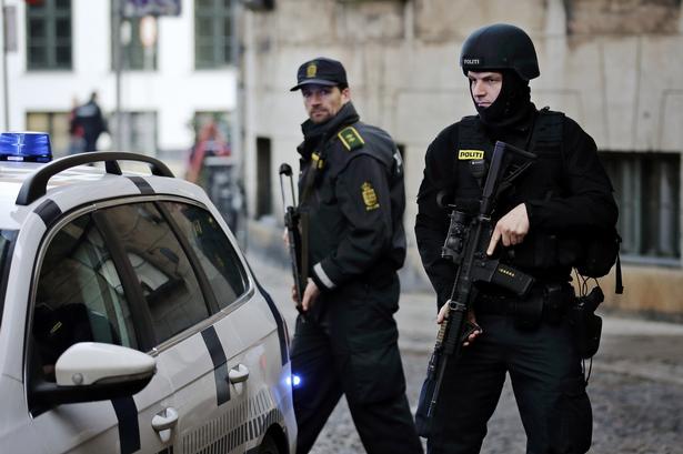 Betjente i sorte kampuniformer patruljerede omkring byrettens bygninger i København under sagen mod to unge mænd, der er mistænkt for at have hjulpet Omar el-Hussein i forbindelse med terrorangrebet. 