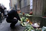 Mange, heriblandt Venstres formand Lars Løkke Rasmussen, lagde blomster ved den jødiske synagoge i Krystalgade efter terrordrabene. 