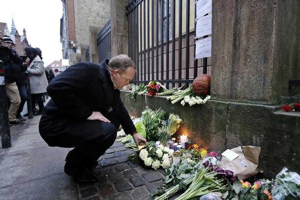 Mange, heriblandt Venstres formand Lars Løkke Rasmussen, lagde blomster ved den jødiske synagoge i Krystalgade efter terrordrabene. 
