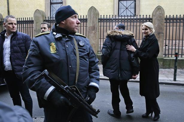 Også statsminister Helle Thorning-Schmidt kom til Krystalgade for at vise sin medfølelse for ofrene. 