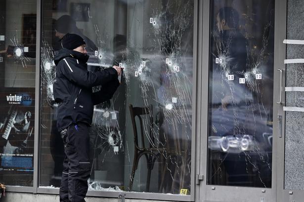 Politiets teknikere på arbejde ved Krudttønden dagen efter attentatet 