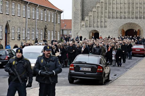 Mange var mødt op til  bisættelse af Finn Nørgaard fra Grundtvigs Kirke i København. 