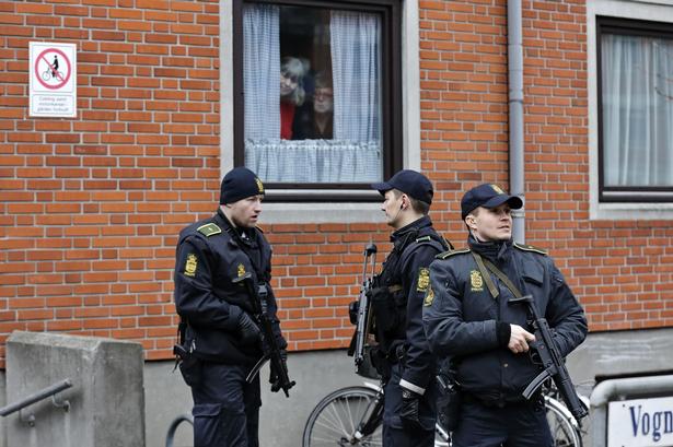 Politiet på razzia ved Vognmandsmarken på  Østerbro dagen efter attentatet. 