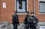 Politiet på razzia ved Vognmandsmarken på  Østerbro dagen efter attentatet. 