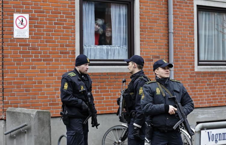 Politiet på razzia ved Vognmandsmarken på  Østerbro dagen efter attentatet. 