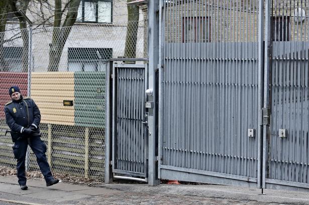 Efter terrorangrebet har politiet øget bevogtningen af jødiske adresser i København. Her er det betjente fra Nordjyllands Politi, der bevogter den jødiske privatskole Carolineskolen på Østerbro. 