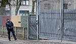 Efter terrorangrebet har politiet øget bevogtningen af jødiske adresser i København. Her er det betjente fra Nordjyllands Politi, der bevogter den jødiske privatskole Carolineskolen på Østerbro. 
