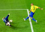 Svævende. Ronaldo og den slagne tyske målmand Oliver Kahn under VM i 2002. Som at være der selv? 