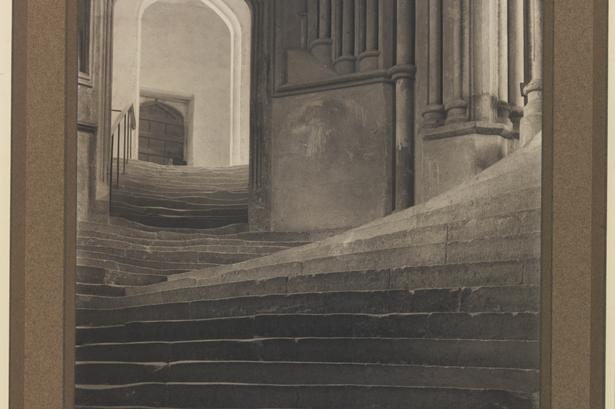 Frederick Henry Evans foto 'Sea of Steps' er taget i 1903 i den britiske Wells Cathedral. 