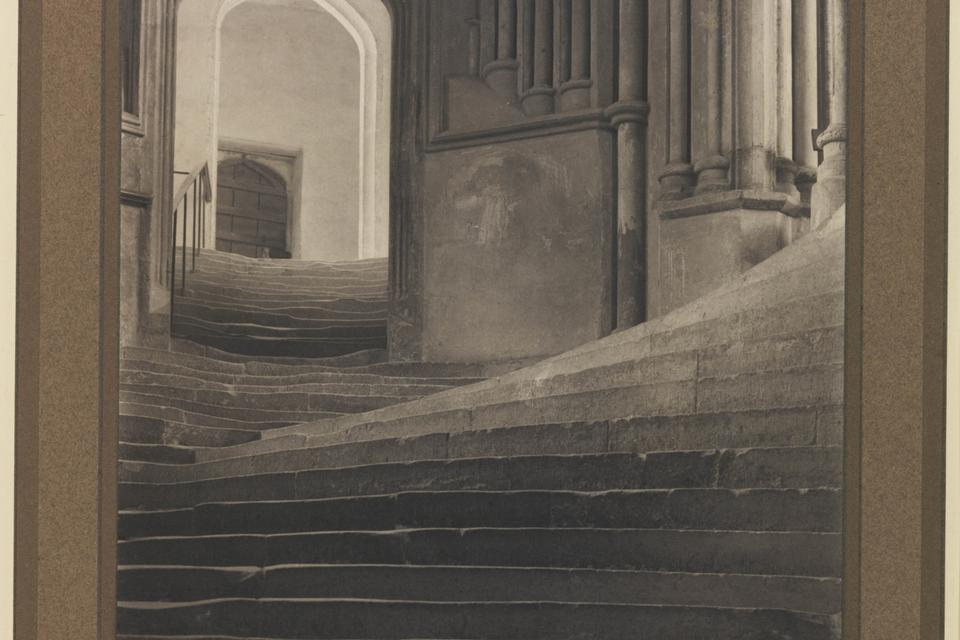 Frederick Henry Evans foto 'Sea of Steps' er taget i 1903 i den britiske Wells Cathedral. 