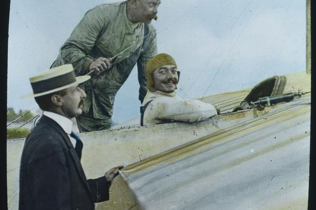 'The daring french aeronaut' hedder dette foto fra 1913. Det forestiller  franskmanden Alfred Pegoud, der som den første foretog et faldskærmsudspring fra et fly i  250 meters højde i 1913. Han blev siden dræbt under Første Verdenskrig i 1915 under et slag der udspillede sig i luften over Montreux-Chateau i  Alsace. 