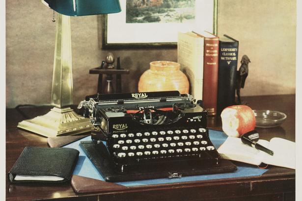 'Advertisement with typewriter on desk' kalder museet dette foto fra 1927 