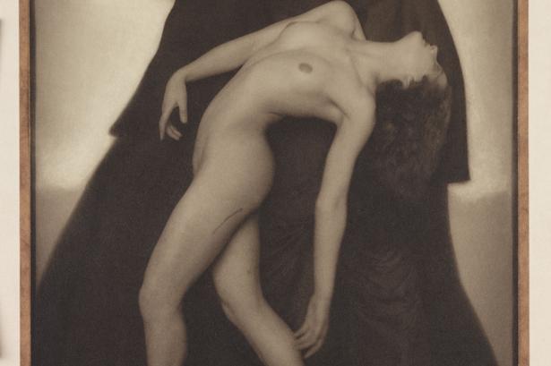 Dette berømte foto af den tjekkiskfødte fotograf Rudolf Koppitz (1884-1936), bærer navnet 'Bewegungsstudie' og får også plads i den nye samling i London. 