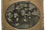 'Group of young boys' kalder museet dette billede, der er taget i 1860. 