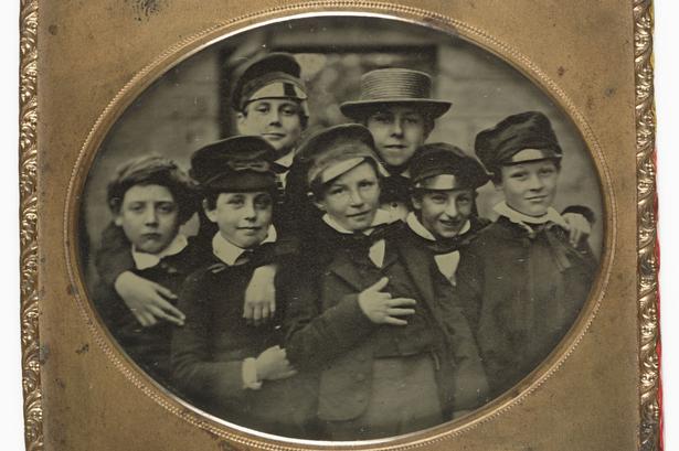 'Group of young boys' kalder museet dette billede, der er taget i 1860. 