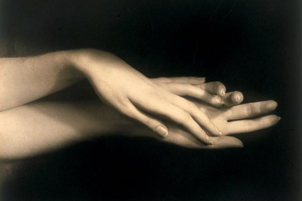Her er det nogle hænder fra 1930'erne, der er fotograferet i Atelier von Behr i New York. 