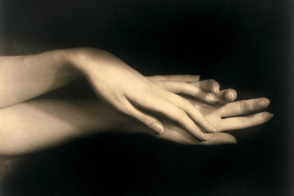Her er det nogle hænder fra 1930'erne, der er fotograferet i Atelier von Behr i New York. 