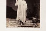 'Nubian Woman carrying water' taget af den britiske fotograf Roger Fenton (1819-1869) i  1858.  Fenton var med til at stifte  Royal Photographic Society og en af de mest indflydelsesrige fotografer i 1850'erne. Han er kendt som en af de første krigsfotografer og tog også billeder under Krimkrigen i 1855. 