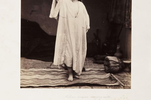 'Nubian Woman carrying water' taget af den britiske fotograf Roger Fenton (1819-1869) i  1858.  Fenton var med til at stifte  Royal Photographic Society og en af de mest indflydelsesrige fotografer i 1850'erne. Han er kendt som en af de første krigsfotografer og tog også billeder under Krimkrigen i 1855. 
