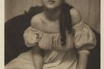 Evelyn Nesbit (1884-1967) var en berømt amerikansk korpige og model, der i begyndelsen af det 20. århundrede optrådte i reklamer i aviser og magasiner, på souvenirs og kalendere. Her er hun fotograferet i 1902 af fotografen Otto Sarony. 