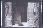 Billedet 'The Open Door' er taget i 1843 af den britiske pioner inden for fotografi, William Henry Fox Talbot (1800-1877). Det var ham,  der opfandt processen med at fremkalde fra negativer. 