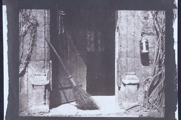 Billedet 'The Open Door' er taget i 1843 af den britiske pioner inden for fotografi, William Henry Fox Talbot (1800-1877). Det var ham,  der opfandt processen med at fremkalde fra negativer. 