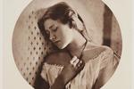 Den britiske fotograf Julia Margaret Camerons foto 'Sadness' fra 1863 bliver også en del af verdens største fotosamling i London. Julia Magaret Cameron (1815-1879) begyndte først at fotografere, da hun som 48-årig fik et fotografiapparat foræret. Hun blev blandt andet kendt for sine portrætter af datidens celebrities. Karrien som fotograf blev kort. Den varede i 11 år fra 1864-1875. 