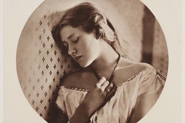 Den britiske fotograf Julia Margaret Camerons foto 'Sadness' fra 1863 bliver også en del af verdens største fotosamling i London. Julia Magaret Cameron (1815-1879) begyndte først at fotografere, da hun som 48-årig fik et fotografiapparat foræret. Hun blev blandt andet kendt for sine portrætter af datidens celebrities. Karrien som fotograf blev kort. Den varede i 11 år fra 1864-1875. 