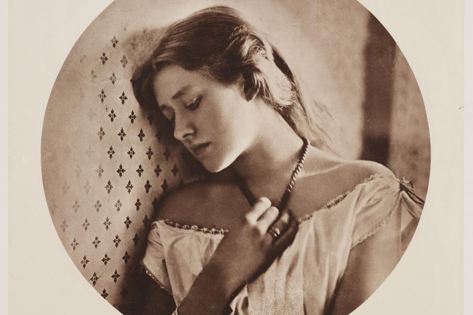 Den britiske fotograf Julia Margaret Camerons foto 'Sadness' fra 1863 bliver også en del af verdens største fotosamling i London. Julia Magaret Cameron (1815-1879) begyndte først at fotografere, da hun som 48-årig fik et fotografiapparat foræret. Hun blev blandt andet kendt for sine portrætter af datidens celebrities. Karrien som fotograf blev kort. Den varede i 11 år fra 1864-1875. 