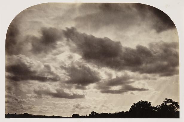 'September Clouds' er fotograferet i 1859 af Roger Fenton, der beskrives som et fyrtårn i fotografiets historie. Han var den mest berømmede og indflydelsesrige fotograf i England i 1850'erne. Før han begyndte at fotografere, læste han jura i London. 'September Clouds' blev udstillet og rost  på Photographic Societys udstilling i 1860. 