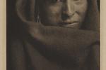 Billedet 'The Red Man' er taget  i  1902 af den amerikanske fotograf  Gertrude Käsebier(1852-1934). I 1890'erne begyndte hun at fotografere sin familie og  åbnede i 1897 et portrætatelier i New York. 