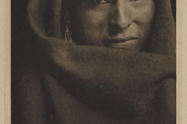 Billedet 'The Red Man' er taget  i  1902 af den amerikanske fotograf  Gertrude Käsebier(1852-1934). I 1890'erne begyndte hun at fotografere sin familie og  åbnede i 1897 et portrætatelier i New York. 