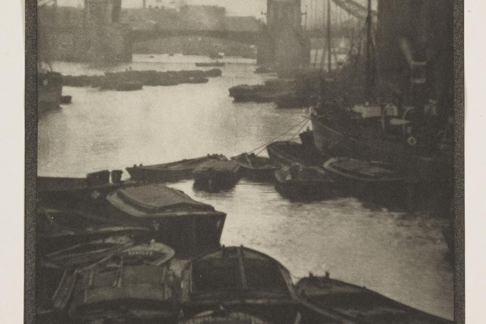 Tower Bridge i London, fotograferet i 1910. 
