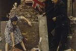 En kvinde forsøger at bjærge spilleplader i runierne efter et bombardement i London under Anden Verdenskrig. Billedet er et af de 400.000 fotografier, der flytter fra  National Media Museum i Bradford til Victoria and Albert Museum i London. 