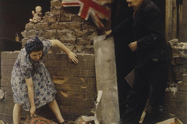 En kvinde forsøger at bjærge spilleplader i runierne efter et bombardement i London under Anden Verdenskrig. Billedet er et af de 400.000 fotografier, der flytter fra  National Media Museum i Bradford til Victoria and Albert Museum i London. 