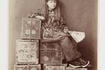'Xie Kitchin as Chinese tea merchant' er taget af  Charles Lutwidge Dodgson (1832-1898), bedre kendt som  Lewis Carroll, forfatter til 'Alice i Eventyrland'. Billedet er taget i hans studie i Oxford omkring 1876. Xie Kitchin var en af hans irske yndlingsmodeller. 
