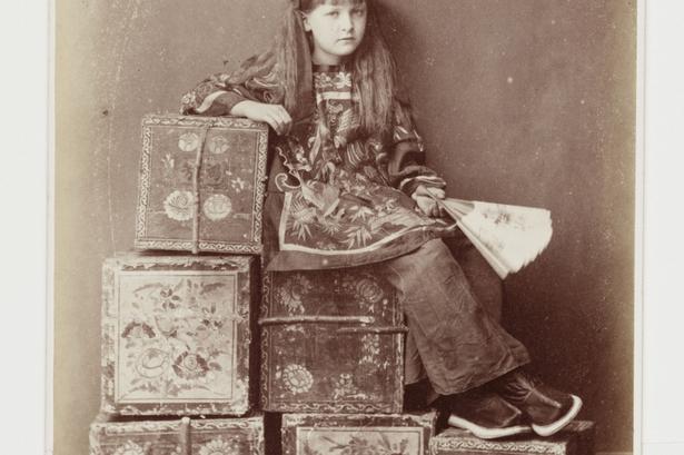 'Xie Kitchin as Chinese tea merchant' er taget af  Charles Lutwidge Dodgson (1832-1898), bedre kendt som  Lewis Carroll, forfatter til 'Alice i Eventyrland'. Billedet er taget i hans studie i Oxford omkring 1876. Xie Kitchin var en af hans irske yndlingsmodeller. 