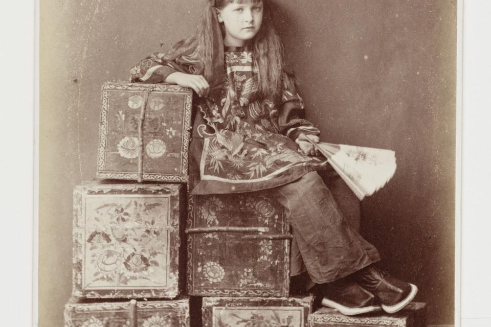 'Xie Kitchin as Chinese tea merchant' er taget af  Charles Lutwidge Dodgson (1832-1898), bedre kendt som  Lewis Carroll, forfatter til 'Alice i Eventyrland'. Billedet er taget i hans studie i Oxford omkring 1876. Xie Kitchin var en af hans irske yndlingsmodeller. 