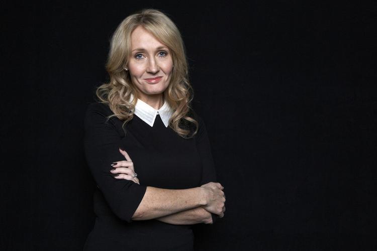 anmeldelse. J.K. Rowling er, under pseudonymet Robert Galbraith, tilbage med tilbage i sin tredje roman om makkerparret Cormoran &amp; Robin, der jagter en seriemorder i London. 