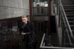 SAMVÆRSRAMT. Daniel er blandt den sjettedel af skilsmissebørn i alderen 15-18 år, der pendler mere end en time mellem sine forældre. I dag har han fravalgt en fastlagt samværsordning, fordi afstanden var for stor. 