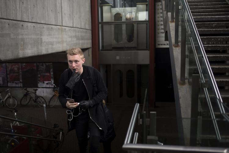 SAMVÆRSRAMT. Daniel er blandt den sjettedel af skilsmissebørn i alderen 15-18 år, der pendler mere end en time mellem sine forældre. I dag har han fravalgt en fastlagt samværsordning, fordi afstanden var for stor. 