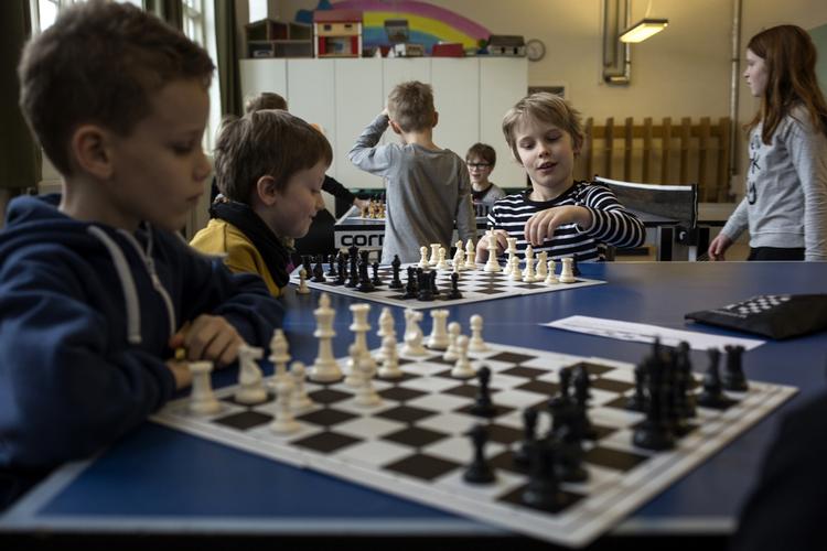 Koncentration. 32.228 elever på 252 skoler skiftede i dag bøgerne ud med skakbrætter på hjernegymnastikkens motionsdag. 