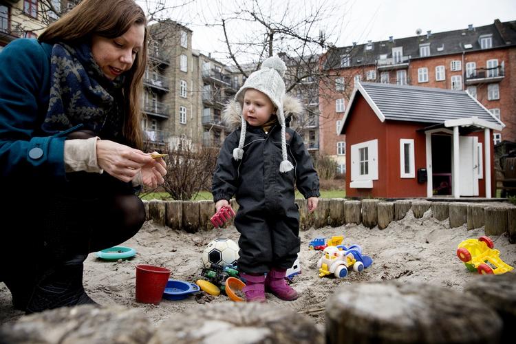 Hjemmegående. I vores familie har jeg valgt at give min datter den tid, nærvær og omsorg tager. Det er et valg jeg tager 100 pct. ansvar for og er stolt over, siger Anne-Mette Karsted.Foto Finn Frandsen 