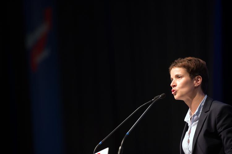 yderliggående. Lederen af det højrepopulistiske parti 'Alternative für Deutschland', Frauke Petry, kritiseres hårdt efter at have sagt, at grænsepolitiet godt må skyde på asylansøgere. 