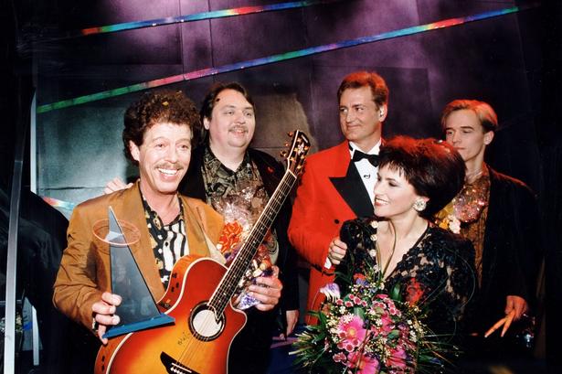 1993. Tommy Seebach, far til Rasmus Seebach, kører den ind med det vanlige pianosmil og vinder Dansk Melodi Grandprix med sangen 'Under stjernerne på himlen'.  Her ses han sammen med Keld Heick, Lars Wagner, Kirsten Siggaard og Jens Lindegaard. 