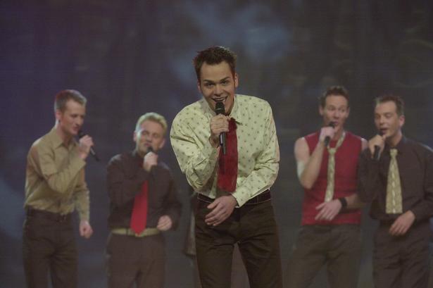 TOERE. I 2001 fik vokalgruppen Basix en andenplads med sangen 'I Australien'. Det var dengang, farven dybrød for alvor var en ting. Og hvornår er det egentlig tid til at genoplive klassikeren ærmeløs skjorte og slips? 