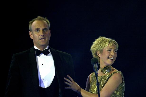 VÆRTSPAR. Natasja Crone og Søren Pilmark var værter ved Dansk Melodi Grand Prix i 2001, og ligeledes ved det internationale Grand Prix, der blev holdt i Parken samme år. Her rimede de sig gennem hele aftenen. Hele. Aftenen. 